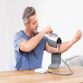 فشارسنج بازویی دیجیتال بیورر مدل BM51 با کاف ابتکاری easyClip، حافظه 100 رکورد برای 2 کاربر، نمایش میانگین نتایج، تشخیص آریتمی و نمایش تاریخ (ارسال رایگان)